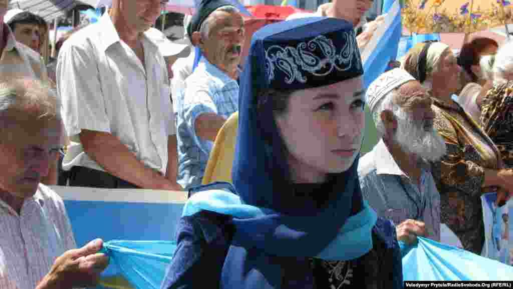 Молоді люди приходили в національному одязі