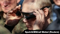 Путін у тепловізійних окулярах на спостережному пункті під час військових маневрів Росії та Білорусі «Захід-2025» на полігоні Муліно. Росія, 16 вересня 2025 року. Фото поширила російська агенція Sputnik