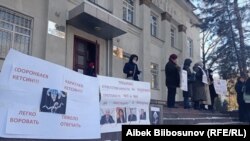 Бишкекте коронавирустан жакындары каза болгондор пикетке чыгышты. 25-январь, 2021-жыл.
