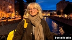 Співачка Діана Логінова (Наоко) нині відбуває адміністративний арешт за виконання пісень «іноагентів», у тому числі Noize MC, в центрі Петербурга