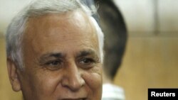 Bivši predsednik Moše Katsav stiže na sud u Tel Avivu, 30. decembar 2010.