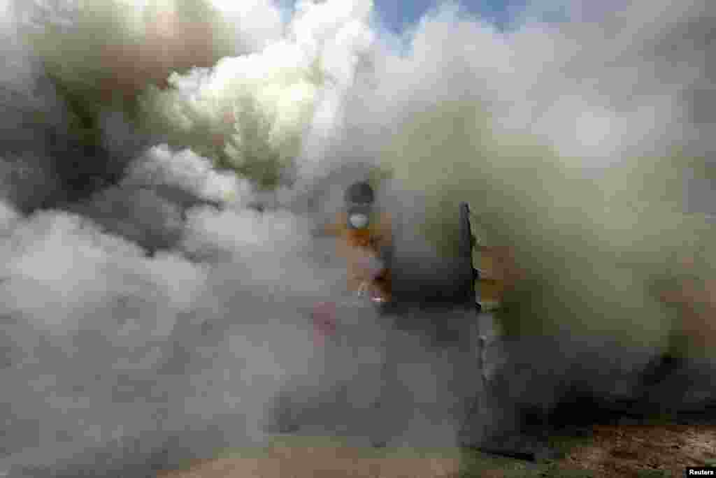 Нааразылыкка чыккан жигит Таксим аянтында өрттөнүп жаткан контейнердин жанында 