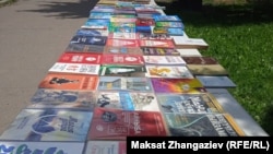Көчө боюндагы сатыкта турган китептер.