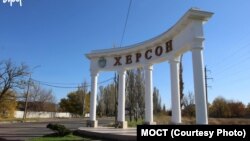 Херсон регулярно зазнає обстрілів з боку сил РФ із окупованого лівобережжя області