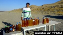 Уличная торговля растительным маслом (архивное фото)