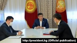 Президент Сооронбай Жээнбеков и министр иностранных дел Чингиз Айдарбеков. 13 октября 2020 года. 