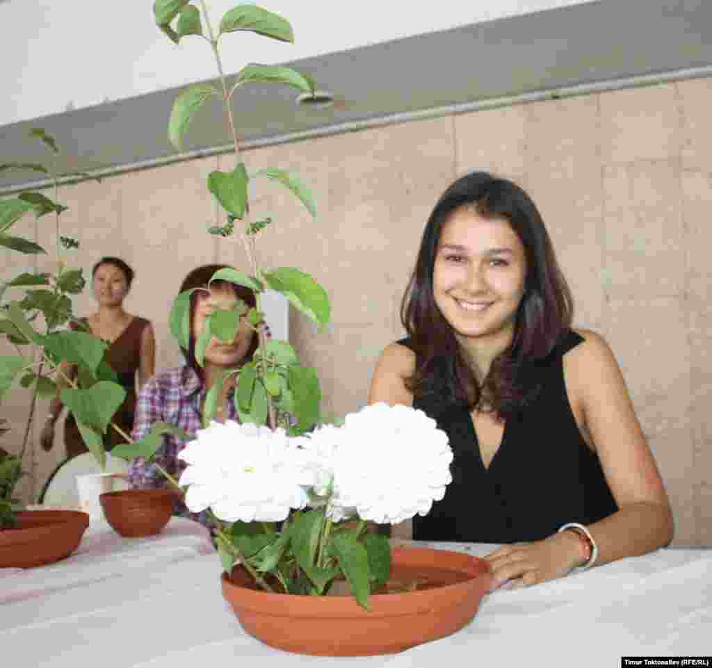 При поддержке фонда Отунбаевой и Японского дома в России с 13 по 17 июля&nbsp; в Бишкеке проходят мастер-класс по икебане