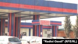 Яке аз нуқтаҳои фурӯши сӯзишвории "Умед 88", ки ба савдо гузоштаанд