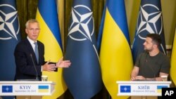 NATO Secretary General Jens Stoltenberg (left) and Ukrainian President Volodymyr Zelenskiy attend a press conference in Kyiv on September 28.