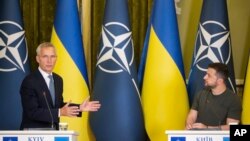 Jens Stoltenberg Zelenszkij ukrán elnökkel tartott sajtóértekezletet Kijevben 2023. szeptember 28-án