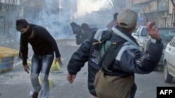 Тегеран, столкновения демонстрантов с иранской полицией