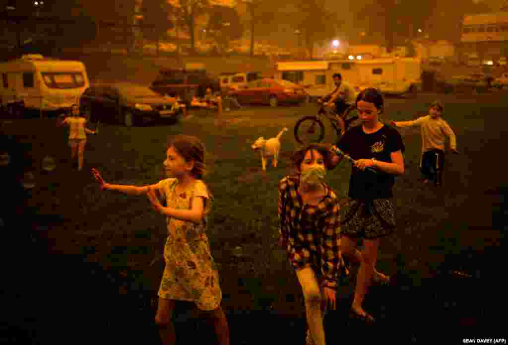 Deca u igri u kampu kod gradića Bega u Južnom Novom Velsu, gde su evakuirani zbog požara