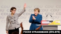 Annegret Kramp-Karrenbauer (L) pored njemačke kancelarke Angele Merkel (D), nakon izbora za novog lidera stranke tokom 31. kongresa stranke Hrišćansko-demokratske unije (CDU) u Hamburgu