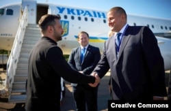 Посол Украины в Великобритании Валерий Залужный приветствует президента Владимира Зеленского в Лондоне, июль 2024 года