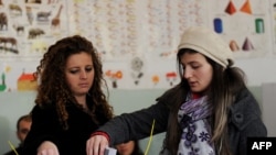 Në një qendër votimi në Prishtinë, 12 dhjetor 2010.