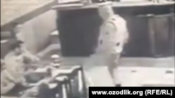 Сотрудники ташкентской милиции, одетые в камуфляж, избивают сотрудников ночного клуба «Летний сад». Скриншот записи камеры видеонаблюдения. 