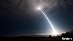 Міжконтинентальна балістична ракета Minuteman III запускається під час експлуатаційних випробувань на авіабазі Ванденберг, Каліфорнія, США, 2 серпня 2017 року