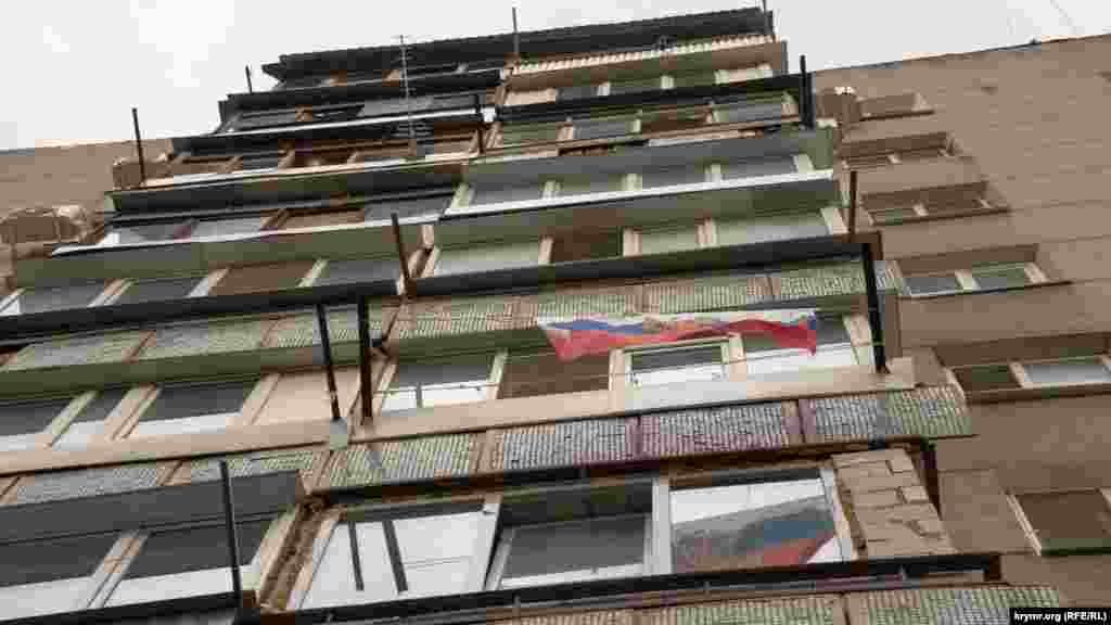 Єдиний триколор &ndash; на балконі в одному зі спальних районів Сімферополя