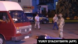 На питання, навіщо вже після затримання на місце події підігнали бронетранспортер, голова обласного управління СБУ відповів, що він мав захистити автобус від можливого нападу з «іншого боку»