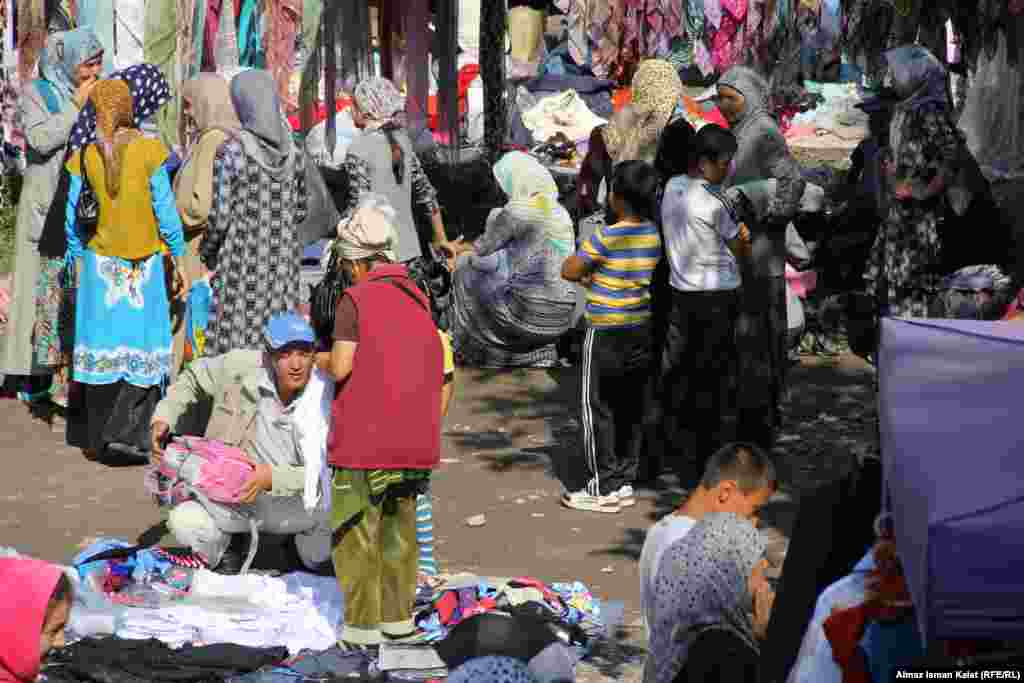 Гудит местный базар, который в основном работает с пятницы по воскресенье