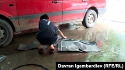 Машине жууган бала. Бишкек