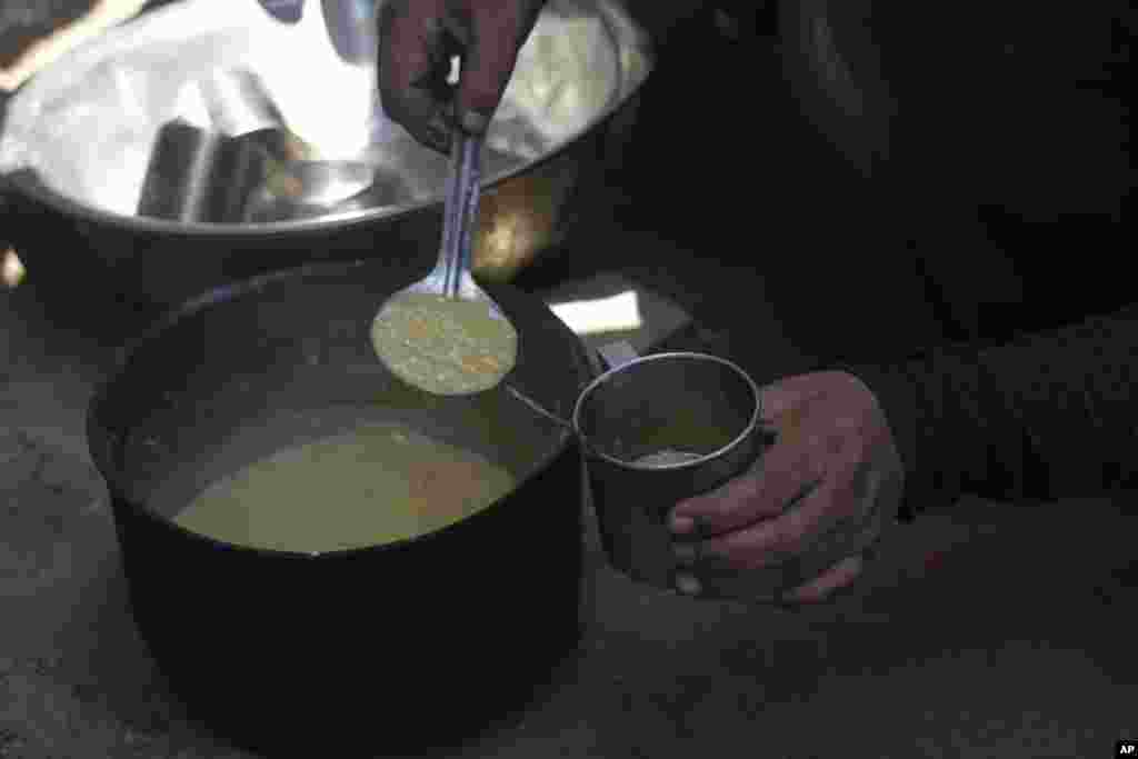 پس از یک روز کامل در جست‌وجوی غذا، آب و سوخت، گاهی خانواده موفق می‌شود هر سه را به‌دست بیاورد تا عبیر غذایی بپزد. معمولاً سوپ رقیقی از عدس است. اما بیشتر اوقات چیزی ندارند و با شکم گرسنه به خواب می‌روند. عبیر می‌گوید: «خسته‌ام. دیگر نمی‌توانم. اگر جنگ ادامه پیدا کند، به خودکشی فکر می‌کنم. دیگر هیچ نایی ندارم.»