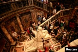 Statuia Papei Pius IX din Bazilica Santa Maria Maggiore de la Roma, locul în care va fi înmormântat Papa Francisc.