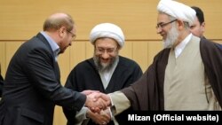 محمد جعفر منتظری (نفر اول از راست) می‌گوید که پرونده واگذاری املاک شهرداری تهران به رییس قوه قضائیه (نفر وسط) ارائه شده است. 