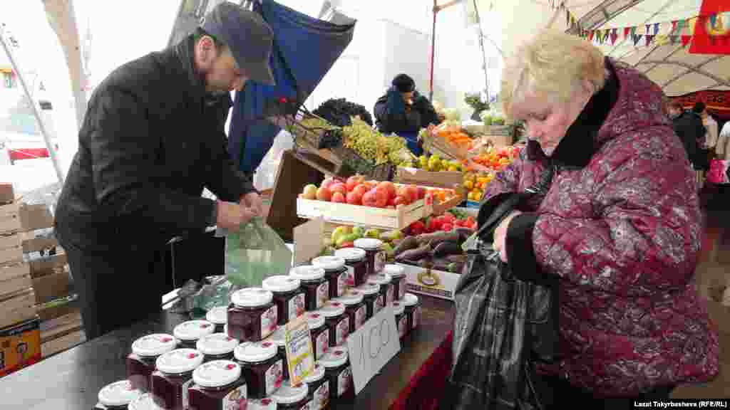 Посетители ярмарки могут провести дегустацию кыргызского горного меда, минеральной столовой воды и национальных напитков, сока прямого отжима, приобрести овощи и фрукты, сухофрукты и рис, а также изделия народных мастеров по дереву и коже.