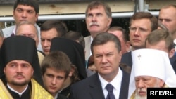 Народний депутат, лідер Партії регіонів Віктор Янукович на відправі у Києві з Патріархом Кирилом. 27 липня 2009 р. 