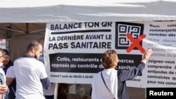 Санитардык өткөрмө режимине каршылык билдирип жаткан франциялыктар. Август, 2021-жыл.