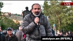 Никол Пашинян выступает во время митинга на площади Франции в Ереване, 15 апреля 2018 г․