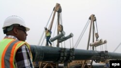 خط لوله گاز در بصره، نزدیک مرز عراق و ایران