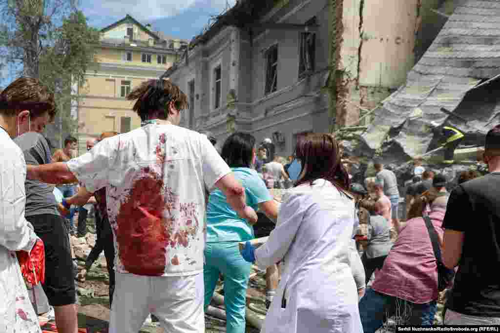 Цей лікар отримав поранення, однак, попри це, допомагав розбирати завали зруйнованого корпусу.Зараз територія будівлі огороджена. Замість двох корпусів, які відновити неможливо, планують збудувати один сучасний