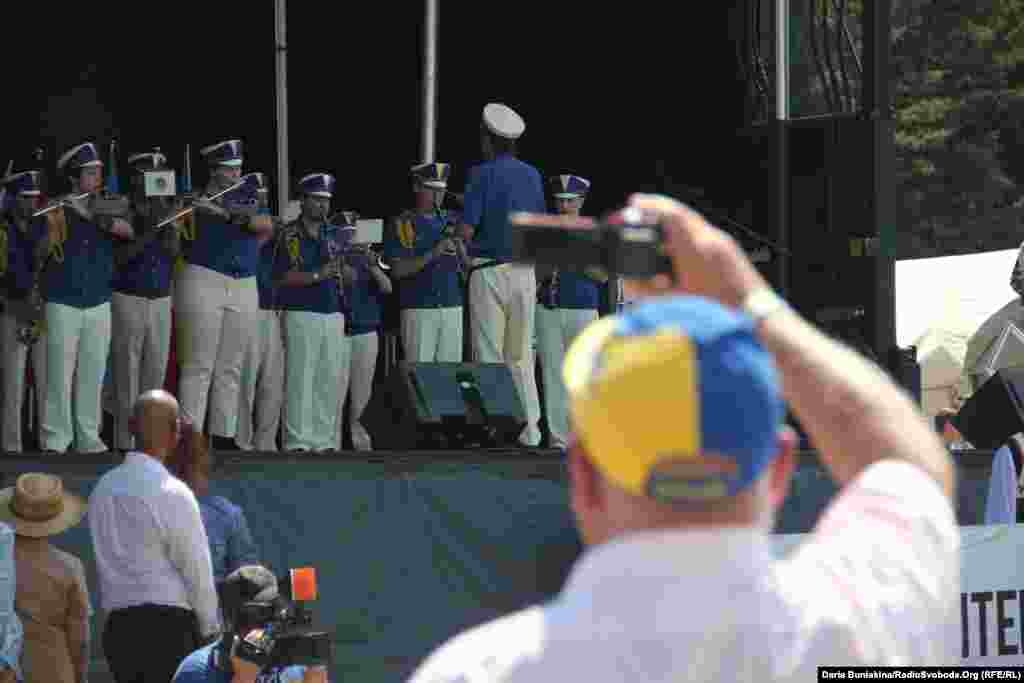 Глядач фільмує виконання оркестром &laquo;Батурин&raquo; музичного твору &laquo;Молитва за Україну&raquo;