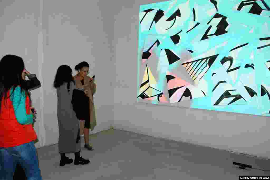 Из казахстанских авторов на Urban Dawn представлена творческая группа Repas &ndash; ведущая стрит-арт команда страны. Одни из самых известных их недавних граффити &ndash; стена Батыра в Алматы (на стене жилого дома во дворе рядом с Арбатом). В команде пять человек. На выставке присутствовал Дмитрий. Его граффити проецировались на экран в виде видеоколлажа.​