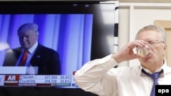 Ресей либерал-демократиялық партиясының жетекшісі Владимир Жириновскийдің АҚШ президенті сайлауындағы Дональд Трамптың жеңісі үшін ішіп тұр. Мәскеу, 9 қараша 2016 жыл.