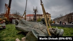 Monumentul dedicat mareșalului Ivan Konev dat jos de pe postamentul din Praga, 3 aprilie 2020