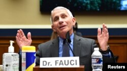 Mai multe emailuri primite și trimise anul trecut de doctorul Anthony Fauci oficialilor americani vorbesc despre o posibilă scăpare din laborator a virusului