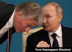 Очільник Росії Володимир Путін (праворуч) і його речник Дмитро Пєсков