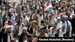 تصاویر منتشر شده توسط خبرگزاری‌ها نشان می‌دهد که برخی از تجمع‌کنندگان در مقابل دفتر سازمان ملل سلاح گرم به همراه داشته‌اند