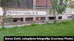Već petnaest godina na prijedorskim zgradama se mogu vidjeti natpisi i simboli desničarskih organizacija "Krv i čast" i "Borba 18", koji se vežu za promociju neonacizma