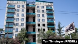 В эти дни специальные реагенты против насекомых и грызунов распыляют в самом густонаселенном районе - Новом районе