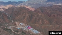 Қырғызстанды Қытаймен қосатын теміржол төсеп жатқан құрылысшылар қосыны. Қырғызстан