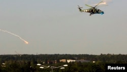 Украинский вертолёт Ми-24 во время операции по освобождению Донецкого аэропорта. 26 мая 2014 года