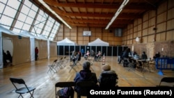 Qendër vaksinimi kundër koronavirusit në Paris.