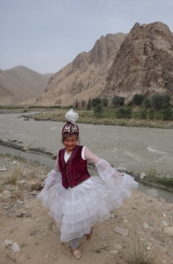 Бүбүкадича Абдысамат, кыргыз окуучу кыз. Санжу өзөнүнүн жээги, Кең-Кыр, Хотан, ШУАР, КЭР. 27.7.2015.