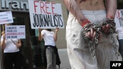 این تصویر مربوط به اعتراضات علیه وضعیت روزنامه‌نگاران در ایران، در برابر هواپیمایی ملی ایران در پاریس در سال ۲۰۱۲ میلادی می‌شود