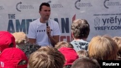 Charlie Kirk la un eveniment de la Universitatea Utah Valley, cu câteva momente înainte de a fi împușcat mortal, în Orem, Utah, SUA, 10 septembrie 2025.