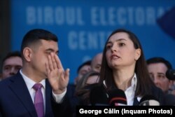 Anamaria Gavrilă, însoțită de George Simion, își depune la BEC candidatura pentru alegerile prezidențiale, în București, 15 martie 2025.